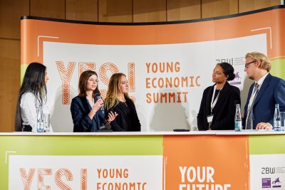 Das Team der Sheffield Girls' Sixth Form diskutierte mit Jill Addo (Bundesagentur für Arbeit) und Justus Strübing (Bundesagentur für Migration und Flüchtlinge) über ihre Ideen zur besseren Aufklärung über die Integration von Menschen mit Migrationshintergrund. Foto: YES! - Young Economic Solutions